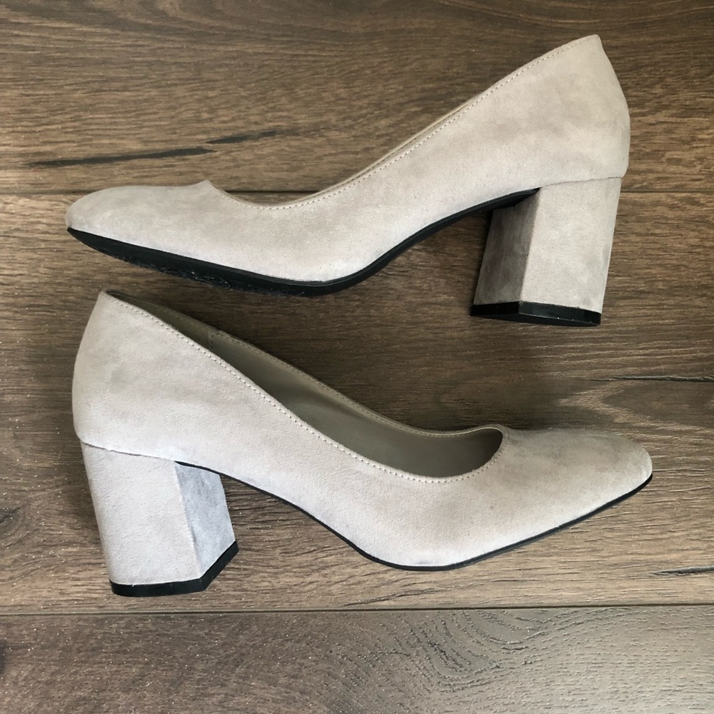 Qupid brand gray faux suede chunky block heels
